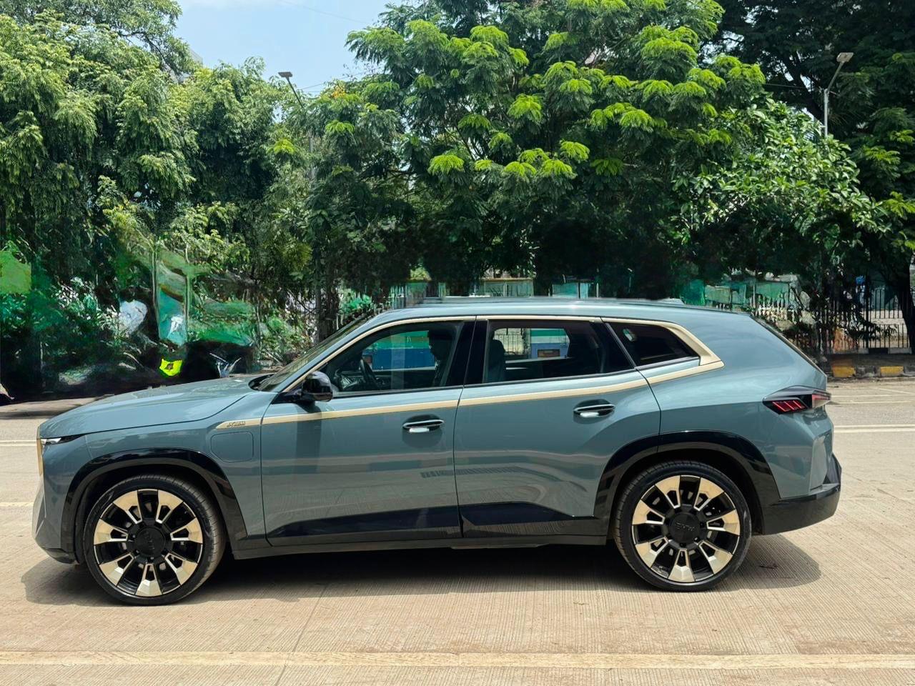 BMW XM Night Gold Edition