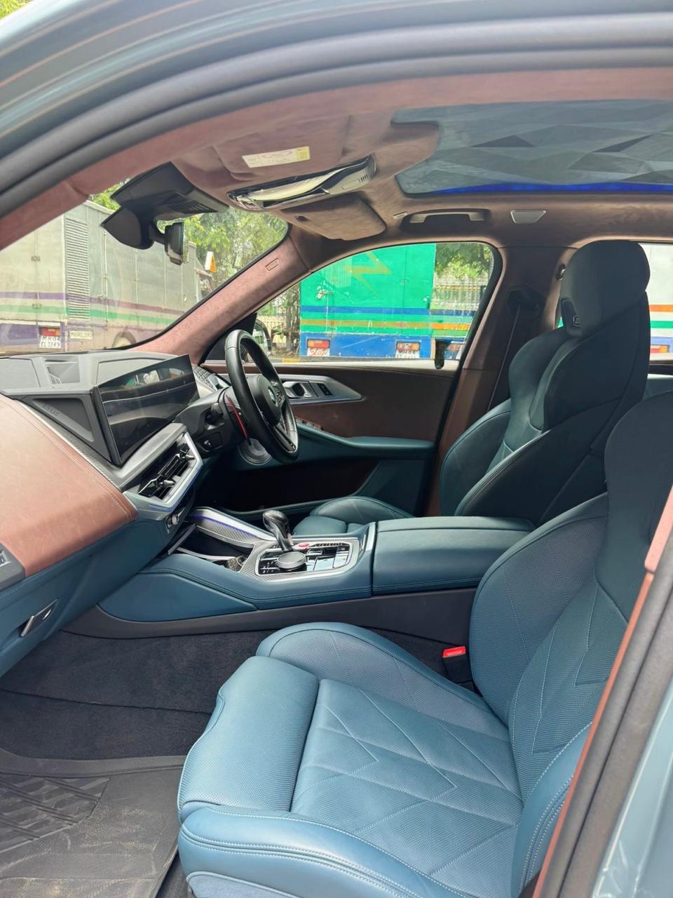 BMW XM Night Gold Edition